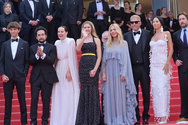 FRANSA, FRANSA. 19 Mayıs 2024: Hayes Costner, Alejandro Edda, Jena Malone, Georgia MacPhail, Sienna Miller, Kevin Costner, Wase Chief & Luke Wilson at the Horizon: A American Saga premiere at the 77.