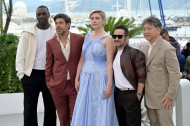 FRANSA, FRANSA. 14 Mayıs 2024: Omar Sy, Pierfrancesco Favino, Greta Gerwig, Juan Antonio Bayona & Hirokazu Kore-eda, Cannes 'da düzenlenen 77.