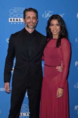 LOS ANGELES, ABD. 15 Haziran 2024: Brian Mendoza & Stephanie Sigman Fairmont Century Plaza 'da düzenlenen 6. Eleştirmenler Seçimi Gerçek TV Ödülleri' nde