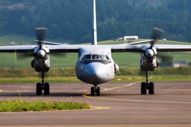 Zeltweg, Avusturya - 28 Haziran 2013: Hava üssünde askeri nakliye uçağı. Hava Kuvvetleri uçuş operasyonu. Havacılık ve uçak. Hava savunması. Askeri endüstri. Uç ve uç.