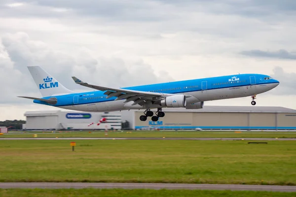 Άμστερνταμ Ολλανδία Αυγούστου 2014 Επιβατικό Αεροπλάνο Της Klm Στο Αεροδρόμιο — Φωτογραφία Αρχείου
