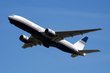 Madrid, İspanya - 1 Mayıs 2016: Havaalanında ayrıcalıklı yolcu uçağı. Uçuş planını ayarlayın. Havacılık ve uçak. Hava ulaşımı. Küresel uluslararası ulaşım. Uç ve uç.