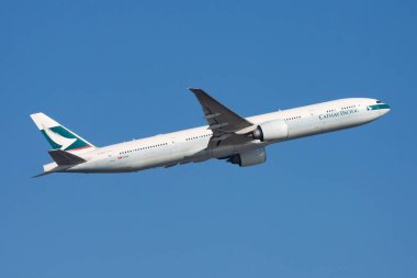 Hong Kong / Çin - 1 Aralık 2013: Cathay Pacific Airways Boeing 777-300ER B-KPH yolcu uçağı Hong Kong Chek Kok Havalimanı 'ndan havalanıyor.