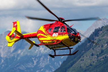 Zell am See, Avusturya - 17 Temmuz 2017: Havaalanı ve havaalanında tıbbi helikopter. Rotorcraft ve medikopter. Genel havacılık endüstrisi. Hava ambulansı taşımacılığı. Hava ulaşımı. Uç ve uç.