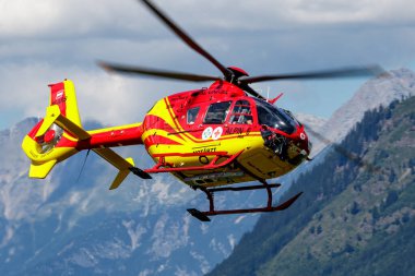 Zell am See, Avusturya - 17 Temmuz 2017: Havaalanı ve havaalanında tıbbi helikopter. Rotorcraft ve medikopter. Genel havacılık endüstrisi. Hava ambulansı taşımacılığı. Hava ulaşımı. Uç ve uç.