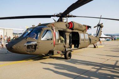 Sliac, Slovakya - 26 Ağustos 2017: Hava üssünde askeri helikopter. Hava Kuvvetleri uçuş operasyonu. Havacılık ve uçak. Hava savunması. Askeri endüstri. Uç ve uç.