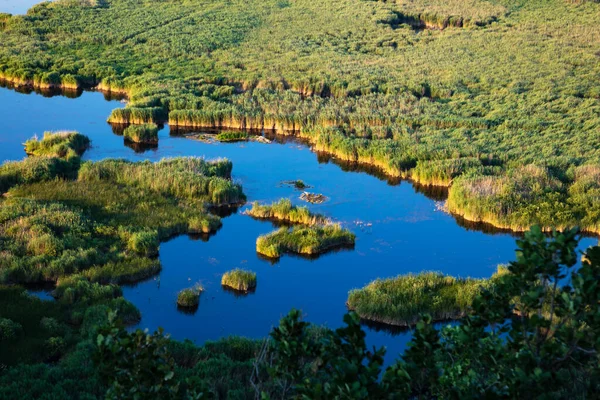 Seenlandschaft Mit Schimmerndem Wasser Malerischem Ufer Ruhiger Umgebung Und Atemberaubenden — Stockfoto