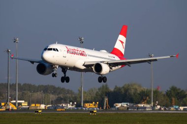 Viyana / Avusturya - 18 Nisan 2019: Avusturya Havayolları Airbus A320 OE-LBJ yolcu uçağı Viyana Uluslararası Havaalanına iniş ve iniş yaptı
