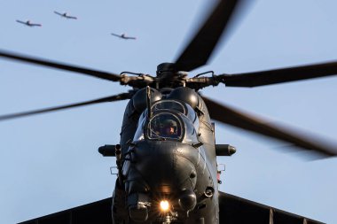 Szolnok, Macaristan - 18 Ağustos 2022: Macar Hava Kuvvetleri Mil Mi-24 Hind askeri saldırı helikopteri. Uçuş operasyonu. Havacılık endüstrisi ve rotorcraft. Nakliye ve hava taşımacılığı. Uç ve uç.