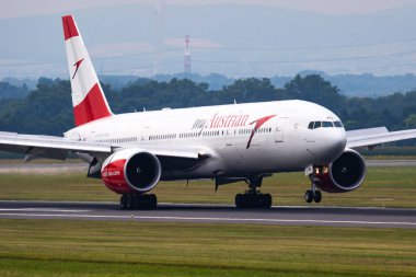 Viyana, Avusturya - 22 Temmuz 2016: Avusturya Havaalanı yolcu uçağı. Uçuş planını ayarlayın. Havacılık ve uçak. Hava ulaşımı. Küresel uluslararası ulaşım. Uç ve uç.