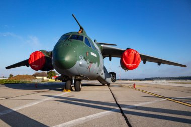 Kecskemet, Macaristan - 29 Ağustos 2021: Embraer KC-390 Millennium. Hava üssünde askeri nakliye uçağı. Hava Kuvvetleri uçuş operasyonu. Havacılık ve uçak. Hava kaldırma. Askeri endüstri. Uç ve uç.
