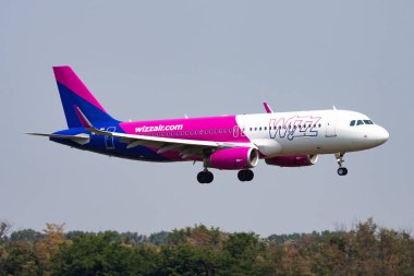 Budapeşte, Macaristan - 13 Ağustos 2015: Wizz Air yolcu uçağı havaalanında. Uçuş planını ayarlayın. Havacılık ve uçak. Hava ulaşımı. Küresel uluslararası ulaşım. Uç ve uç.