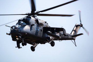 Szolnok, Macaristan - 16 Ağustos 2022: Macar Hava Kuvvetleri Mil Mi-24 Hind askeri saldırı helikopteri. Uçuş operasyonu. Havacılık endüstrisi ve rotorcraft. Nakliye ve hava taşımacılığı. Uç ve uç.