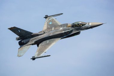 Zeltweg, Avusturya - 3 Eylül 2022: Yunan Hava Kuvvetleri Lockheed Martin F-16 Fighting Falcon. Askeri savaş uçağı hava üssünde. Havacılık ve uçak. Hava savunması. Uç ve uç.