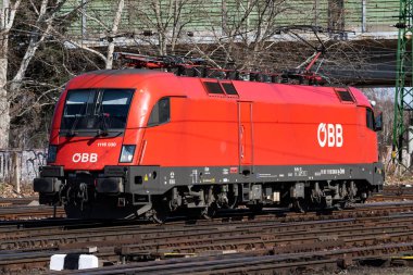 Budapeşte, Macaristan - 13 Mart 2021: OEBB Avusturya Demiryolları lokomotif treni istasyonda. Demiryolu taşımacılığı ve nakliyesi. Uluslararası tren ulaşımı.