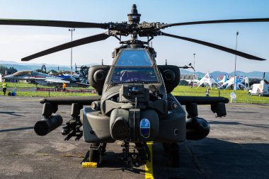 Sliac / Slovakya - 3 Ağustos 2019: Abd Ordusu Boeing Ah-64e Apache Guardian 17-03153 saldırı helikopteri statik ekran Siaf Slovak International Air Fest 2019
