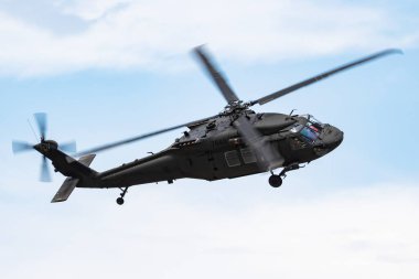 Sliac / Slovakya - 3 Ağustos 2019: Slovak Hava Kuvvetleri Sikorsky Uh-60m Black Hawk 7642 nakliye helikopteri Siaf Slovak Uluslararası Hava Festivali 2019'da sergilendi
