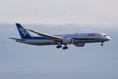 Münih, Almanya - 4 Ekim 2017: ANA All Nippon Airways yolcu uçağı havaalanında. Uçuş planını ayarlayın. Havacılık ve uçak. Hava ulaşımı. Küresel uluslararası ulaşım. Uç ve uç.