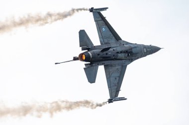 Sliac / Slovakya - 3 Ağustos 2019: Hellenic Air Force Lockheed F-16c Fighting Falcon 506 savaş uçağı gösterisi Siaf Slovak Uluslararası Hava Festivali 2019