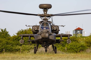 Hava üssünde isimsiz askeri helikopter var. Hava kuvvetleri ve ordu uçuş ulaşımı. Havacılık ve rotorcraft. Nakliye ve hava taşımacılığı. Askeri endüstri. Uç ve uç. Ticari tema.