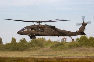 Kaposujlak, Macaristan - 5 Haziran 2021: ABD Ordusu Sikorsky UH-60 Kara Şahin askeri helikopteri hava üssünde. Havacılık ve rotorcraft. Nakliye ve hava taşımacılığı. Uç ve uç.