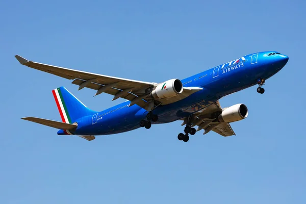 Budapeşte, Macaristan - 31 Mayıs 2023: ITA Airways Airbus A330-200 yolcu uçağı havaalanında. Havacılık ve uçak. Hava taşımacılığı ve seyahat. Uç ve uç.