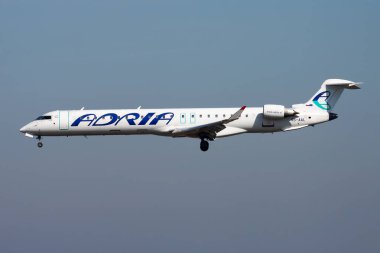 Münih, Almanya - 30 Mart 2014: Adria Airways yolcu uçağı havaalanında. Uçuş planını ayarlayın. Havacılık ve uçak. Hava ulaşımı. Küresel uluslararası ulaşım. Uç ve uç.