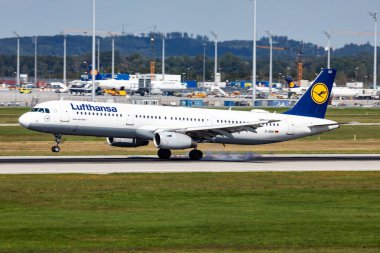 Münih, Almanya - 3 Eylül 2019: Lufthansa yolcu uçağı havaalanında. Uçuş planını ayarlayın. Havacılık ve uçak. Hava ulaşımı. Küresel uluslararası ulaşım. Uç ve uç.