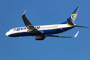 Budapeşte, Macaristan - 17 Ekim 2021: Ryanair Boeing 737-800 yolcu uçağı havaalanında. Havacılık ve uçak. Hava taşımacılığı ve seyahat. Uluslararası ulaşım. Uç ve uç.