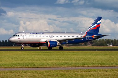 Amsterdam, Hollanda - 15 Ağustos 2014: Aeroflot yolcu uçağı havaalanında. Uçuş planını ayarlayın. Havacılık ve uçak. Hava ulaşımı. Küresel uluslararası ulaşım. Uç ve uç.