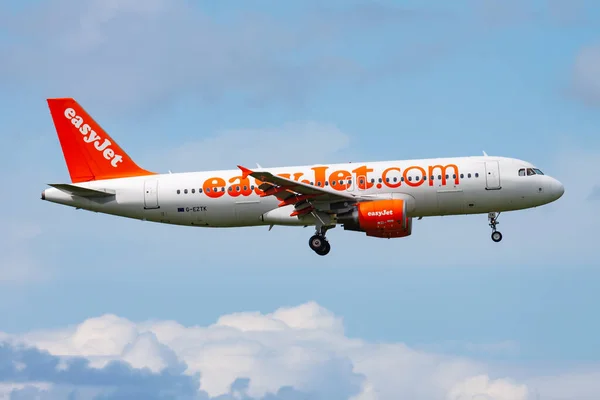 Amsterdam, Hollanda - 15 Ağustos 2014: Havaalanında EasyJet yolcu uçağı. Uçuş planını ayarlayın. Havacılık ve uçak. Hava ulaşımı. Küresel uluslararası ulaşım. Uç ve uç.