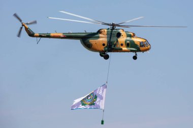 Szolnok, Macaristan - 16 Ağustos 2022: Macar Hava Kuvvetleri Mil Mi-17 askeri nakliye helikopteri. Uçuş ve hava nakliyesi. Havacılık endüstrisi ve rotorcraft. Uç ve uç.