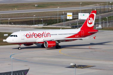 Münih, Almanya - 30 Mart 2014: Air Berlin yolcu uçağı havaalanında. Uçuş planını ayarlayın. Havacılık ve uçak. Hava ulaşımı. Küresel uluslararası ulaşım. Uç ve uç.