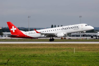 Münih, Almanya - 30 Ağustos 2016: Helvetic Airways yolcu uçağı havaalanında. Uçuş planını ayarlayın. Havacılık ve uçak. Hava ulaşımı. Küresel uluslararası ulaşım. Uç ve uç.