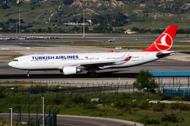 Madrid, İspanya - 4 Mayıs 2016: Türk Hava Yolları yolcu uçağı havaalanında. Uçuş planını ayarlayın. Havacılık ve uçak. Hava ulaşımı. Küresel uluslararası ulaşım. Uç ve uç.