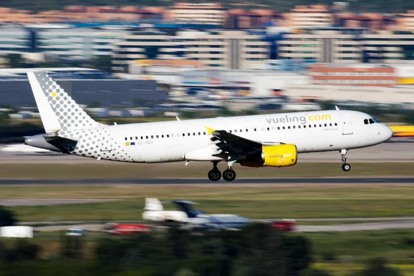 Madrid, İspanya - 4 Mayıs 2016: Vueling Airlines yolcu uçağı havaalanında. Uçuş planını ayarlayın. Havacılık ve uçak. Hava ulaşımı. Küresel uluslararası ulaşım. Uç ve uç.