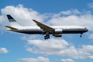 Havaalanındaki isimsiz yolcu uçağı. Havacılık endüstrisi ve uçak. Hava taşımacılığı ve uçuş. Uluslararası ulaşım. Uç ve uç. Yaratıcı fotoğrafçılık. Ticari tema.