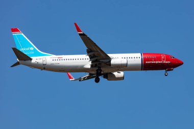 Budapeşte, Macaristan - 31 Mayıs 2023: Norveç Hava Mekiği Boeing 737-800 yolcu uçağı havaalanında. Havacılık ve uçak. Hava taşımacılığı ve seyahat. Uç ve uç.