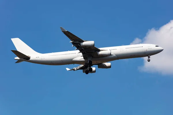 Budapeşte, Macaristan - 31 Mayıs 2023: Hi Fly Airbus A340-300 yolcu uçağı havaalanında. Havacılık ve uçak. Hava taşımacılığı ve seyahat. Uç ve uç.