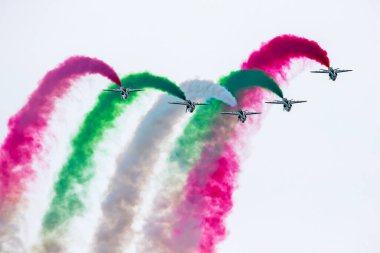 Kecskemet, Macaristan - 28 Ağustos 2021: Hava üssünde askeri eğitim uçağı. Hava Kuvvetleri uçuş eğitimi. Havacılık ve uçak. Suudi Şahinleri. Uç ve uç.