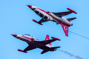 Kecskemet, Macaristan - 27 Ağustos 2021: Askeri savaş uçağı hava üssünde. Hava Kuvvetleri uçuş operasyonu. Havacılık ve uçak. Hava savunması. Askeri endüstri. Uç ve uç.