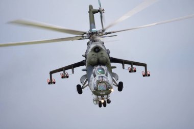 Sliac, Slovakya - 2 Eylül 2018: Hava üssünde askeri helikopter. Hava Kuvvetleri uçuş operasyonu. Havacılık ve uçak. Hava savunması. Askeri endüstri. Uç ve uç.