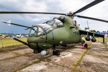 Sliac, Slovakya - 2 Eylül 2018: Hava üssünde askeri helikopter. Hava Kuvvetleri uçuş operasyonu. Havacılık ve uçak. Hava savunması. Askeri endüstri. Uç ve uç.