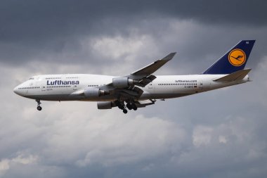Frankfurt, Almanya - 28 Haziran 2017: Lufthansa yolcu uçağı havaalanında. Uçuş planını ayarlayın. Havacılık ve uçak. Hava ulaşımı. Küresel uluslararası ulaşım. Uç ve uç.