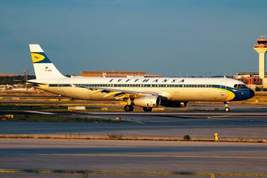 Frankfurt, Almanya - 28 Haziran 2017: Lufthansa yolcu uçağı havaalanında. Uçuş planını ayarlayın. Havacılık ve uçak. Hava ulaşımı. Küresel uluslararası ulaşım. Uç ve uç.