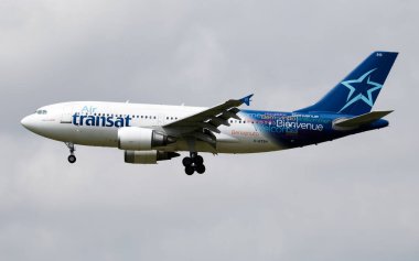 Amsterdam, Hollanda - 3 Temmuz 2017: Air Transat yolcu uçağı havaalanında. Uçuş planını ayarlayın. Havacılık ve uçak. Hava ulaşımı. Küresel uluslararası ulaşım. Uç ve uç.