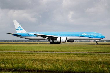 Amsterdam, Hollanda - 3 Temmuz 2017: KLM yolcu uçağı havaalanında. Uçuş planını ayarlayın. Havacılık ve uçak. Hava ulaşımı. Küresel uluslararası ulaşım. Uç ve uç.