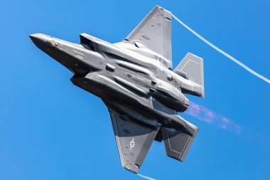 Ostrava, Çek Cumhuriyeti - 16 Eylül 2023: ABD Hava Kuvvetleri USAF Lockheed F-35 Lightning II gizli savaş uçağı uçuşu. Havacılık ve askeri uçak.