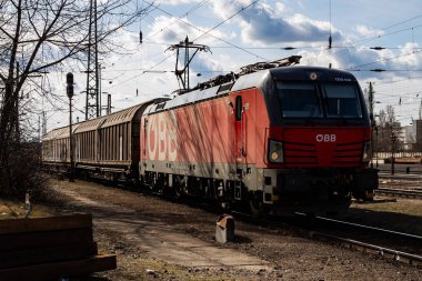 Budapeşte, Macaristan - 28 Şubat 2021: OEBB Avusturya Demiryolları. Uluslararası tren ulaşımı. Tren istasyonunda yük vagonu var. Küresel ulaşım ve nakliye.