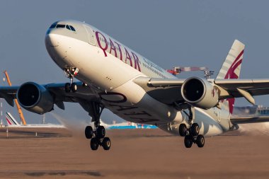 Budapeşte / Macaristan - 9 Mart 2020: Katar Havayolları Airbus A330-200 A7-ACM yolcu uçağı Budapeşte Havalimanı 'ndan havalanıyor